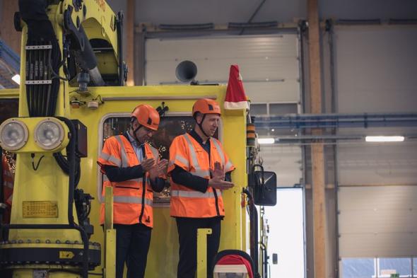 Mansour Ahade, chef för maskinverksamheten på Infranord, och Magnus Andersson, kommunalråd för Hallsbergs kommun, invigde verkstaden.