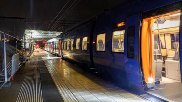 Ett t&aring;g har stannat f&ouml;r p&aring;stigning p&aring; Hj&auml;rups station, en av de upprustade stationerna l&auml;ngs Fyrsp&aring;ret Lund-Arl&ouml;v.