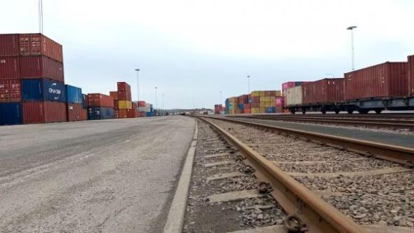 Containrar som lastas p&aring; t&aring;g vid inlandsterminalen i Helsingborg n&aring;r Nordens st&ouml;rsta containerhamn inom cirka 5 timmar.