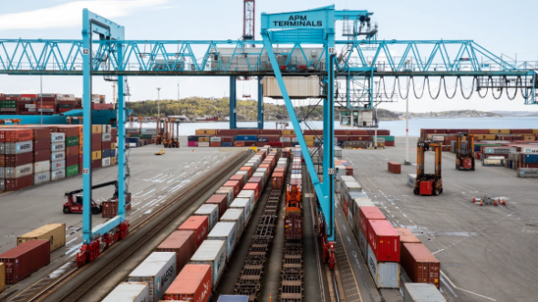 Rekordmycket importgods g&aring;r p&aring; r&auml;ls fr&aring;n APM Terminals i G&ouml;teborg n&auml;r handeln laddar inf&ouml;r Black Friday.