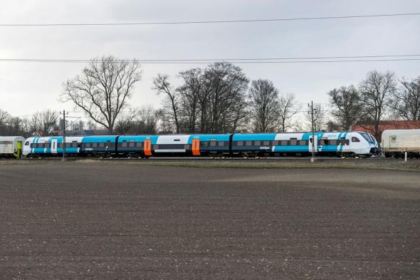 Västtrafiks nya tåg transporteras från hamnen i Trelleborg till Alstoms anläggning i Västerås. Där väntar ett omfattande testprogram.