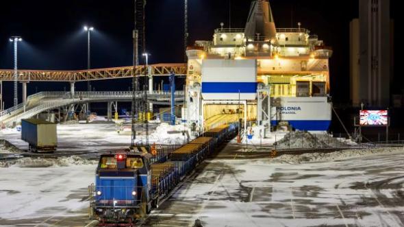 T&aring;gs&auml;ttet med r&auml;ler har v&auml;xlats ihop och dras ut fr&aring;n f&auml;rjan M/S Polonia.