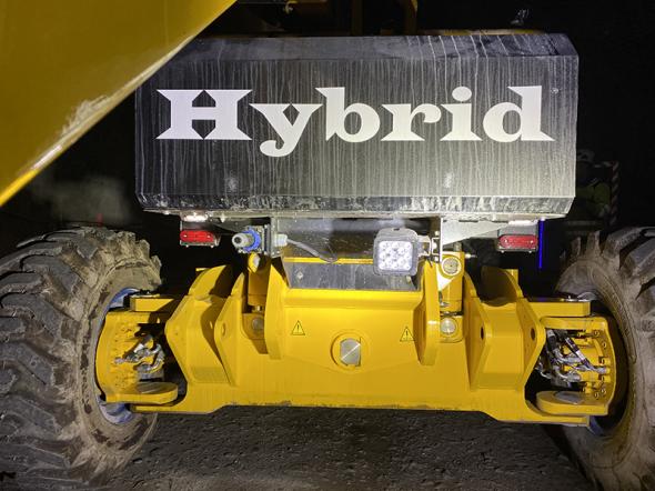 Platform Basket R14 finns med hybriddrift vilket var en avgörande faktor för Implenia AB. Maskinen kan köras via litiumbatterierna, eller via den inbyggda dieselmotorn som också laddar batterierna. Självklart kan den laddas med kabel också.