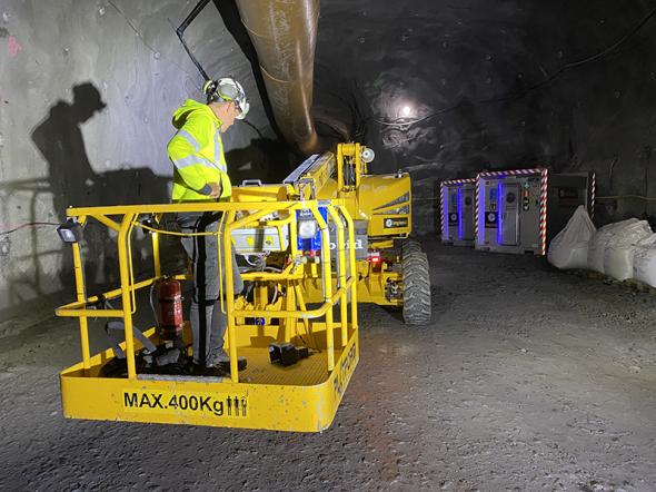 I de oftast lite ojämna och trånga servicetunnlarna kommer liften från Scantruck AB verkligen till sin rätt. Kompakta yttermått, bra lyftkapacitet och terrängegenskaper är tre starka kort hos Platform Basket R14.