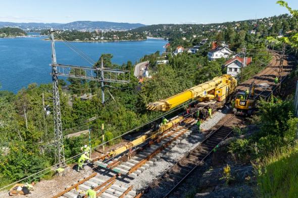 &Oslash;stfoldbanen bjuder på en fantastisk utsikt över Oslofjorden, men banans placering i brant sluttning skapar också utmaningar vid spårarbeten.