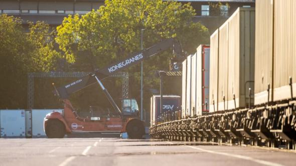 I Göteborg hanteras tågpendeln på Arken kombiterminal som ligger i direkt anslutning till hamnens roro- och containerterminaler.
