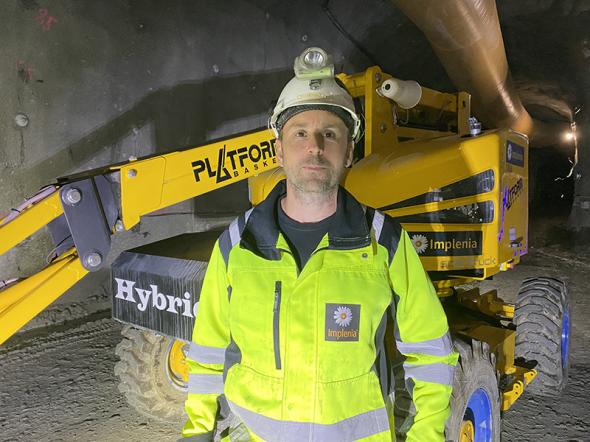 Niklas Hallström som arbetar som produktionschef på Implenia framför deras nya Platform Basket R14 från Scantruck AB.