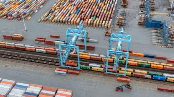 Fem timmar efter avg&aring;ng rullar Helsingborgst&aring;gen in i containerterminalen i G&ouml;teborgs Hamn f&ouml;r omlastning och vidare transport p&aring; fartyg.