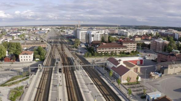 Fyra spår på Ostkustbanan mellan Uppsala och Stockholm skapar tillsammans med en ny station i Bergsbrunna stora möjligheter att utveckla staden.